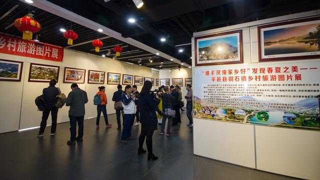 百名摄影师齐聚临沂市图书馆参观铜石镇乡村旅游图片展